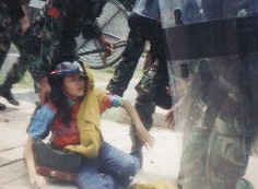 Seorang mahasiswa yang terluka dalam bentrok mahasiswa dengan aparat pada Mei 1998 di Samarinda. FOTO: AKHMAD ZAILANI-LINGKAR AKTIVIS MAHASISWA KALTIM 1998 