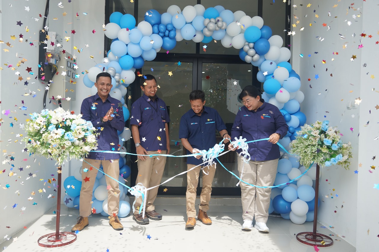 Abdul Salam Nganro (tengah), General Manager PLN UIP3B Kalimantan, memotong pita peresmian gedung kantor ULTG Batulicin. FOTO; ISTIMEWA. 