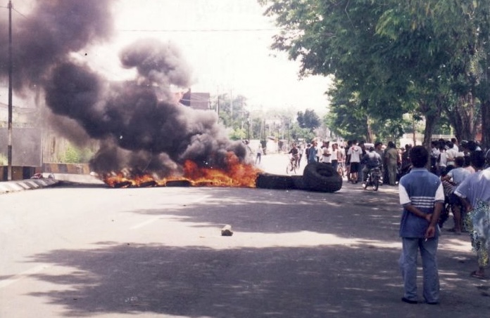 Mahasiswa membakar ban bekas di Samarinda dalam rentetan aksi Mei 1998. FOTO: AKHMAD ZAILANI-LINGKAR AKTIVIS MAHASISWA 1998