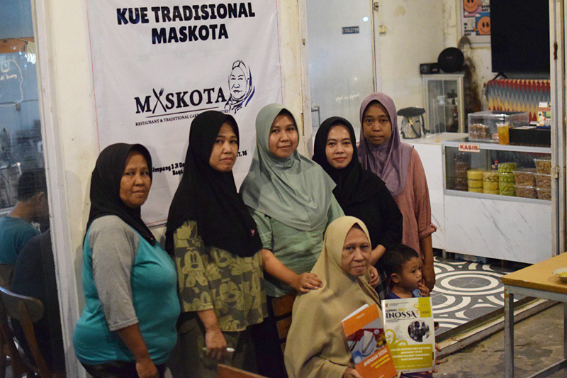 Hajjah Maskota bersama anak-anaknya. Maskota merupakan anak Hajjah Zainab, pemasok amparan tatak yang dahulu didistribusikan Hajjah Hatim. FOTO: M AL FATIH-KALTIMKECE.ID