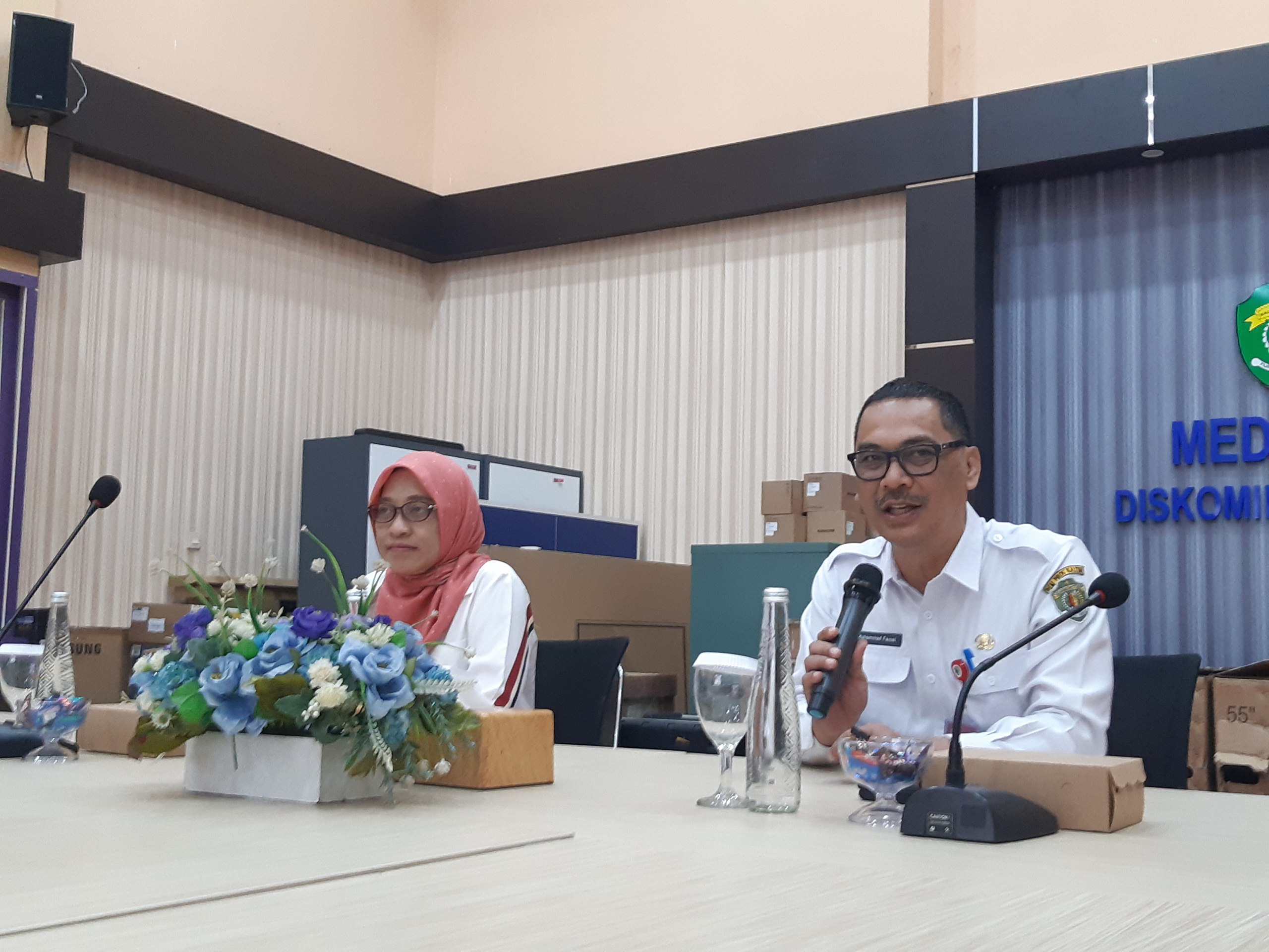 Sekretaris Daerah Pemprov Kaltim Sri Wahyuni, didampingi Kepala Diskominfo Muhammad Faisal saat jumpa pers Maratua Run. FOTO: M AL FATIH-KALTIMKECE.ID