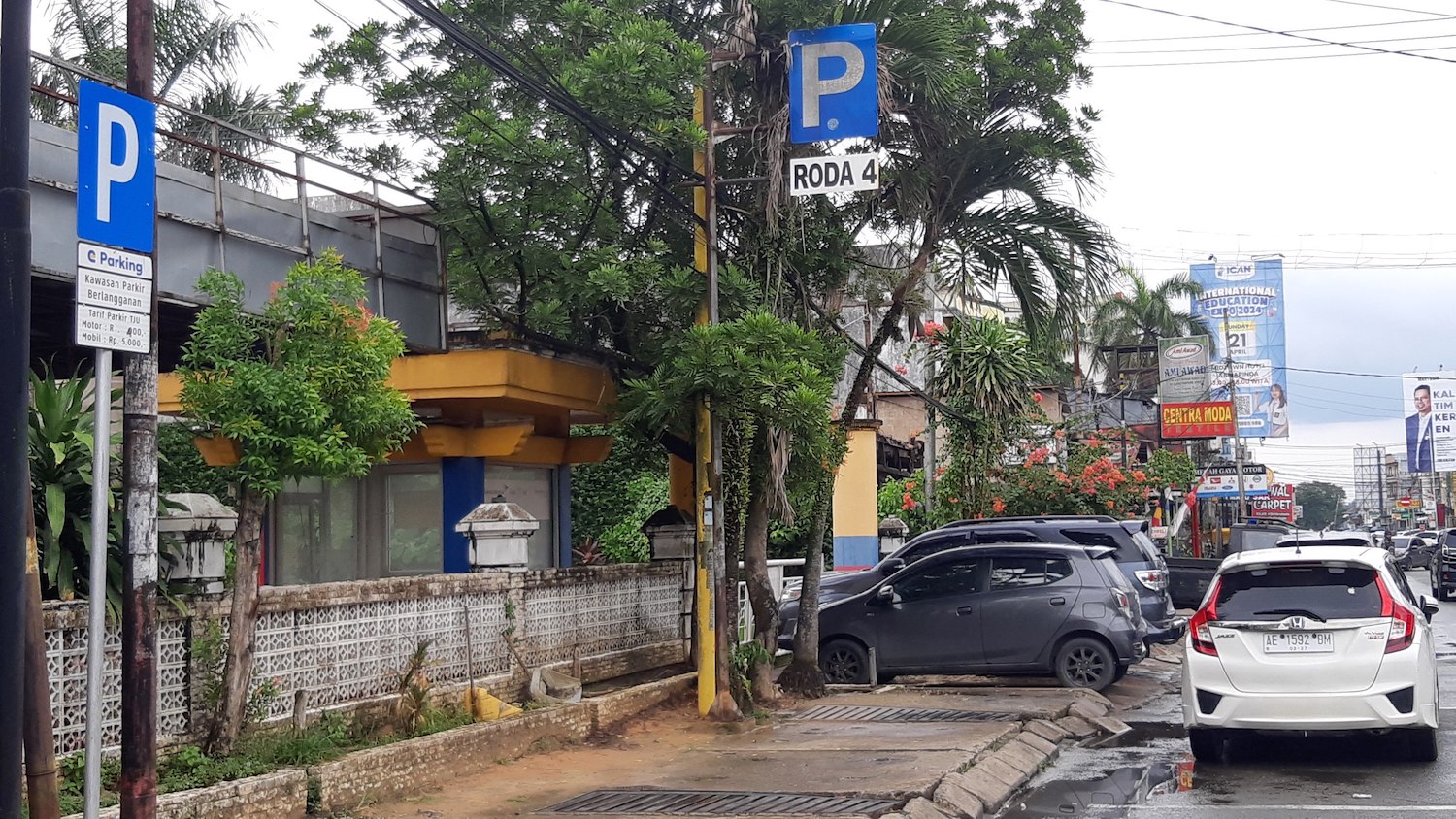 Kawasan tepi jalan di Samarinda yang telah diberi tanda parkir berlangganan. FOTO: MUHAMMAD AL FATIH-KALTIMKECE.ID