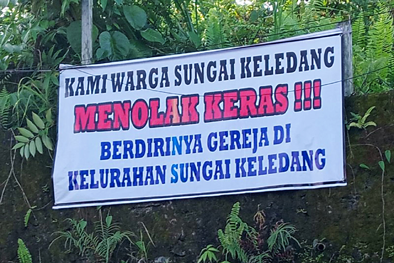 Salah satu spanduk penolakan pendirian Gereja Toraja di Jalan Abdul Sani Gani, RT 24, Sungai Keledang, Samarinda, Ahad, 25 Mei 2025. FOTO: ISTIMEWA