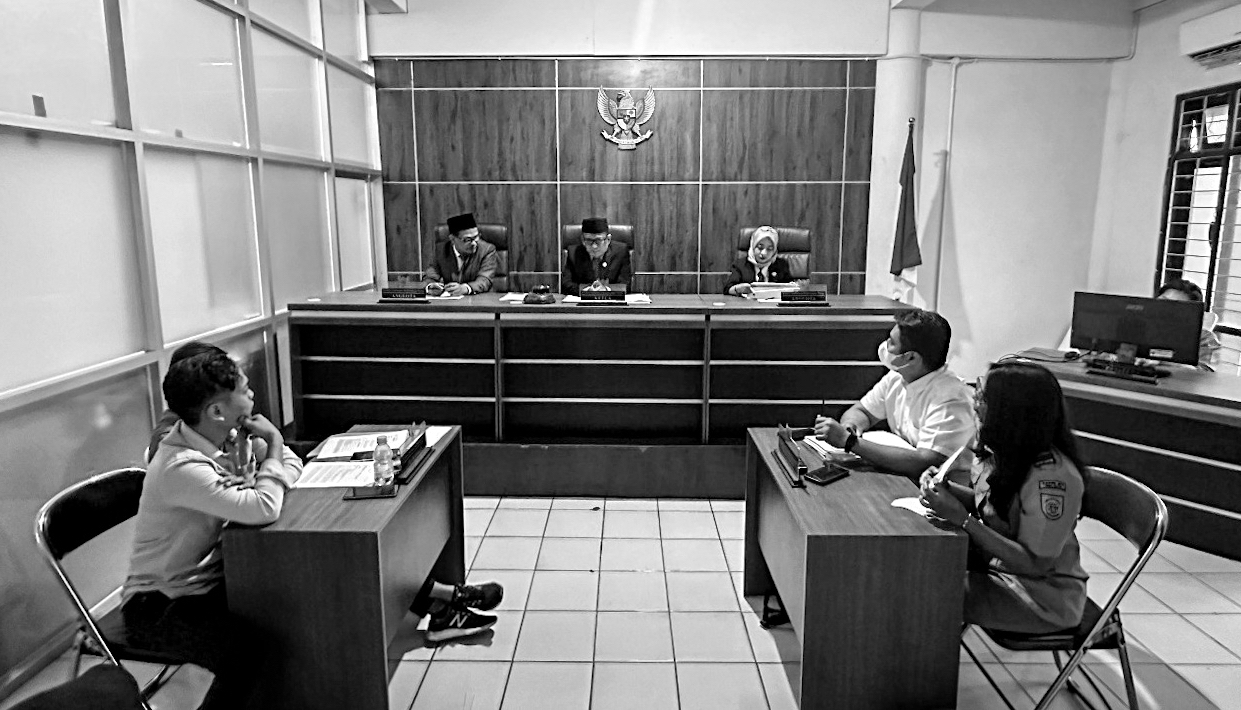 Yudi Saputra (kiri) ketika memberikan keterangan dalam sidang pengajuan informasi publik ke Komisi Informasi Kaltim. FOTO: WALHI KALTIM