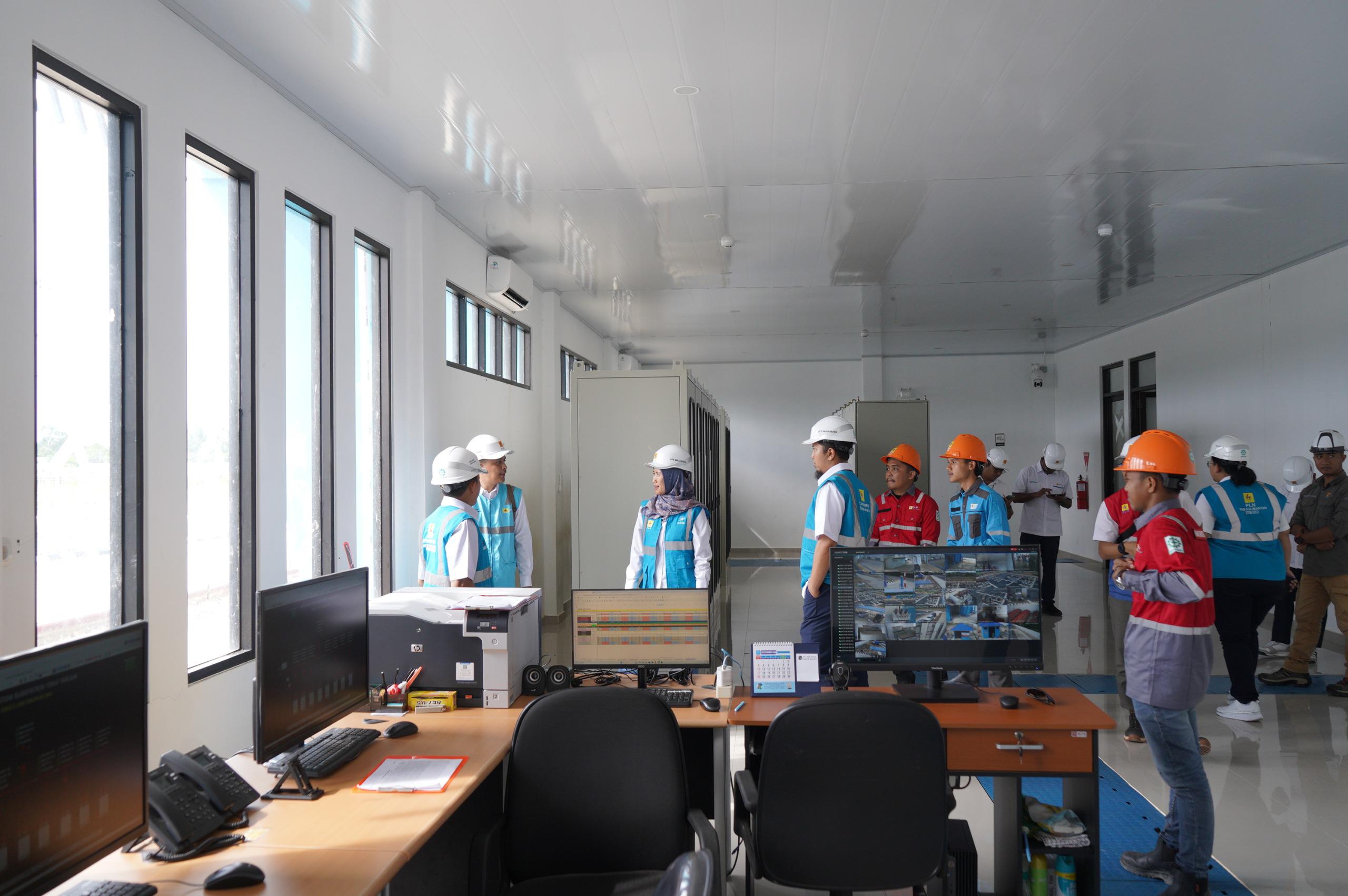Jajaran Manajemen PLN UIP3B Kalimantan dan UPT Banjarbaru saat meninjau persiapan infrastruktur kelistrikan menjelang Natal dan Tahun Baru di Gardu Induk Langadai, Kalimantan Selatan. FOTO; ISTIMEWA. 