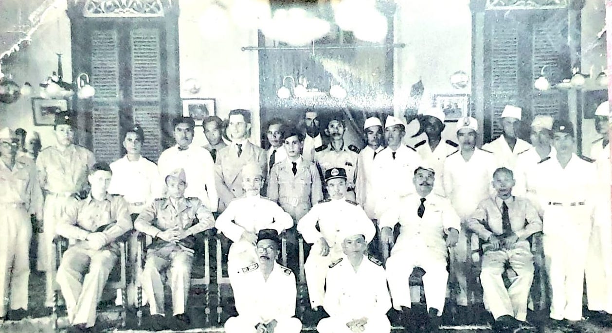 Panitia penyelenggara upacara pengibaran bendera merah putih pada 17 Agustus 1949 di Tanjung Palas. FOTO: KOLEKSI H DATU MAULANA M.DJ BIN SULTAN MAULANA MUHAMMAD JAMALUDDIN