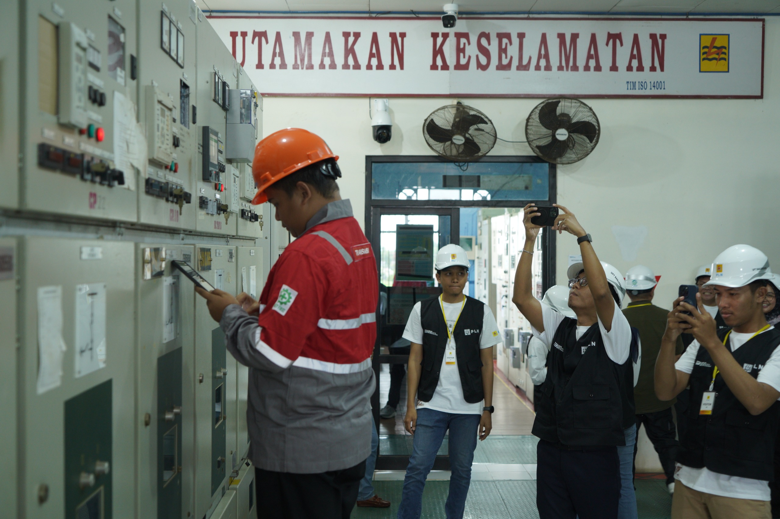 Peserta Mini Course Fotografi PLN UPT Banjarbaru mempraktekkan ilmu yang telah dipelajari dengan mengeksplorasi visual di area Gardu Induk (GI) Cempaka dengan tetap mengutamakan keselamatan. FOTO; ISTIMEWA.