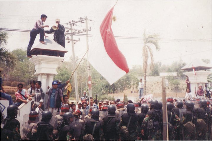 Ketua Senat Mahasiswa Unmul, Sencihan, berorasi di gerbang kampus pada Mei 1998. FOTO: AKHMAD ZAILANI-LINGKAR AKTIVIS MAHASISWA KALTIM 1998