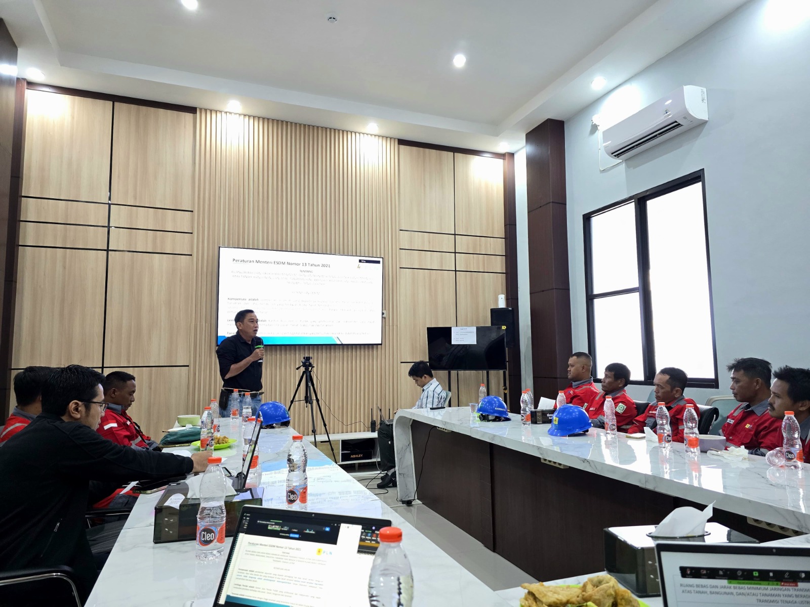 Penyampaian materi oleh narasumber dari PLN UIP3B Kalimantan yang menjelaskan Peraturan Menteri ESDM Nomor 13/2021 tentang Penetapan Kawasan dan Jarak Bebas Minimum pada SUTT/SUTET. FOTO; ISTIMEWA. 