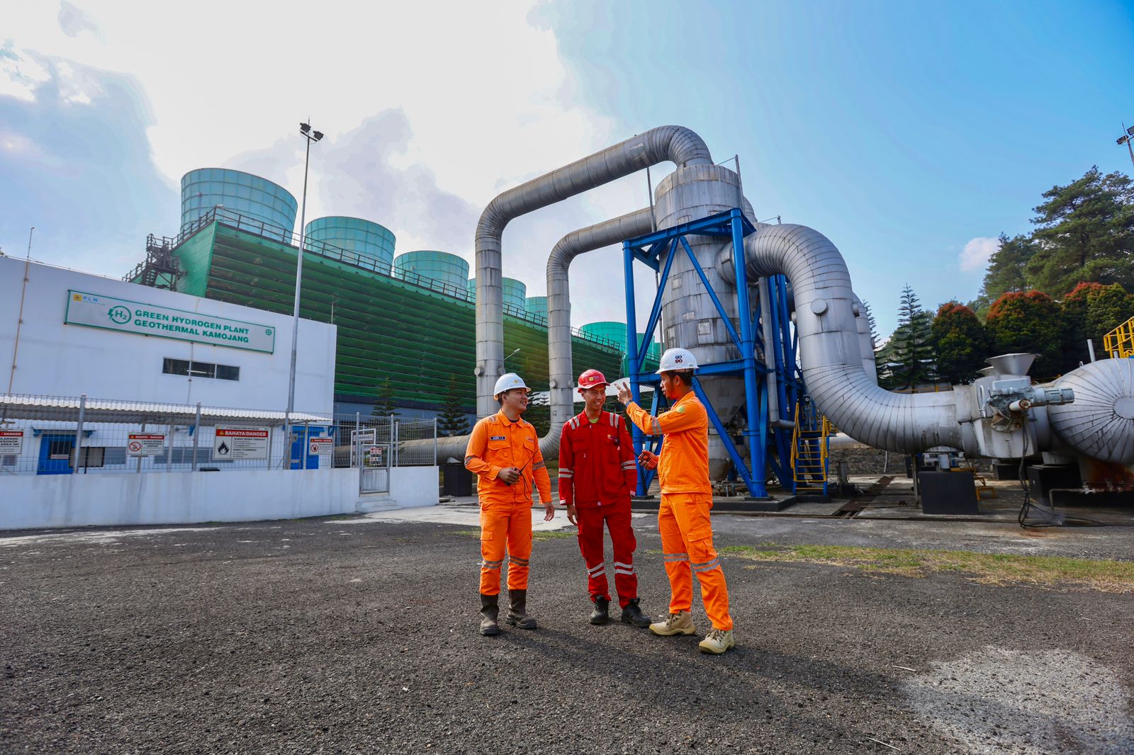 Ilustrasi petugas PLN Indonesia Power sedang melakukan koordinasi untuk menjaga keandalan operasional PLTP Kamojang. FOTO; ISTIMEWA. 