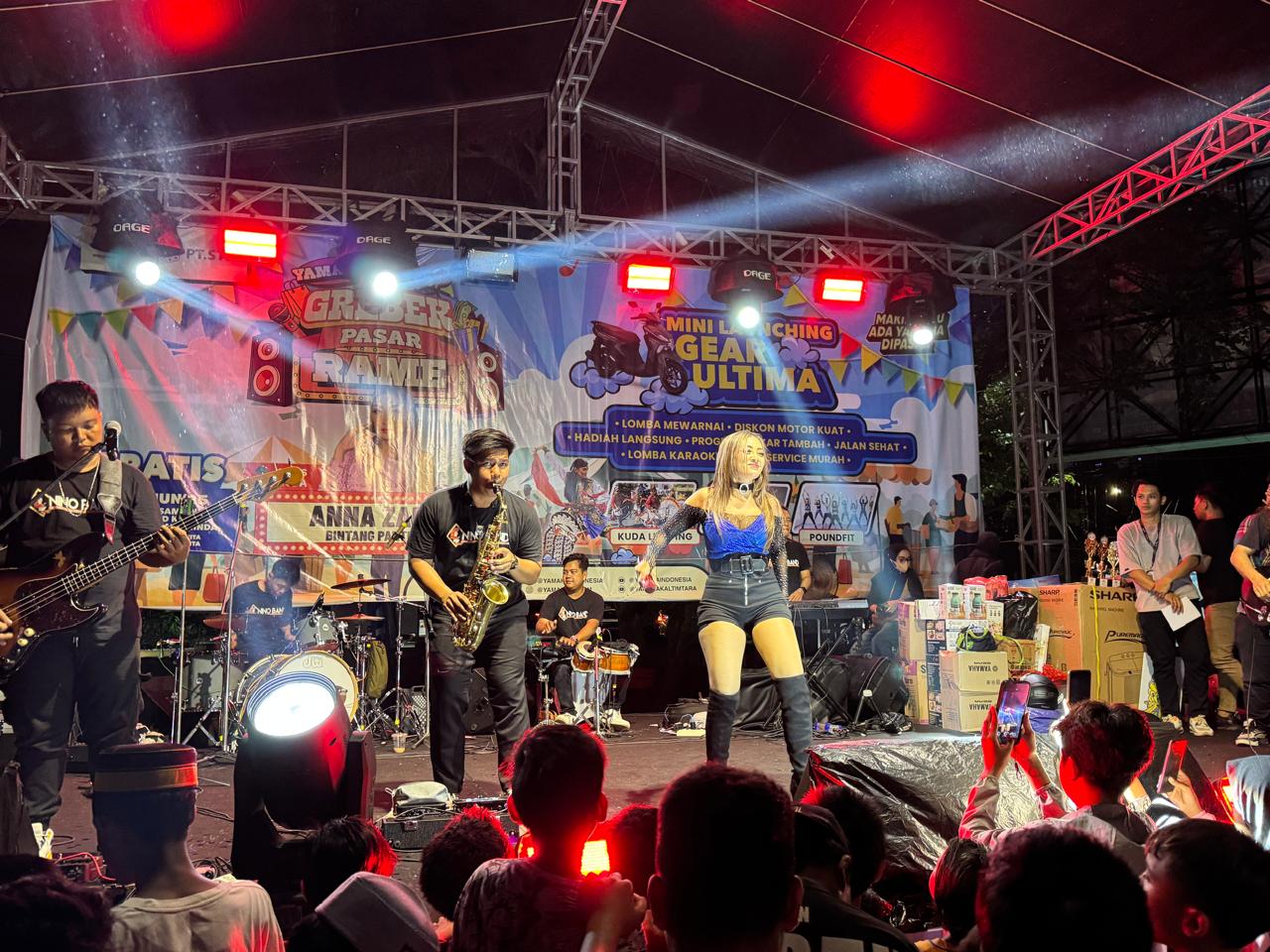 Suasana semakin meriah dengan kehadiran Anna Zannet, artis ibu kota jebolan Bintang Pantura 4 yang menjadi bintang tamu. FOTO; ISTIMEWA. 