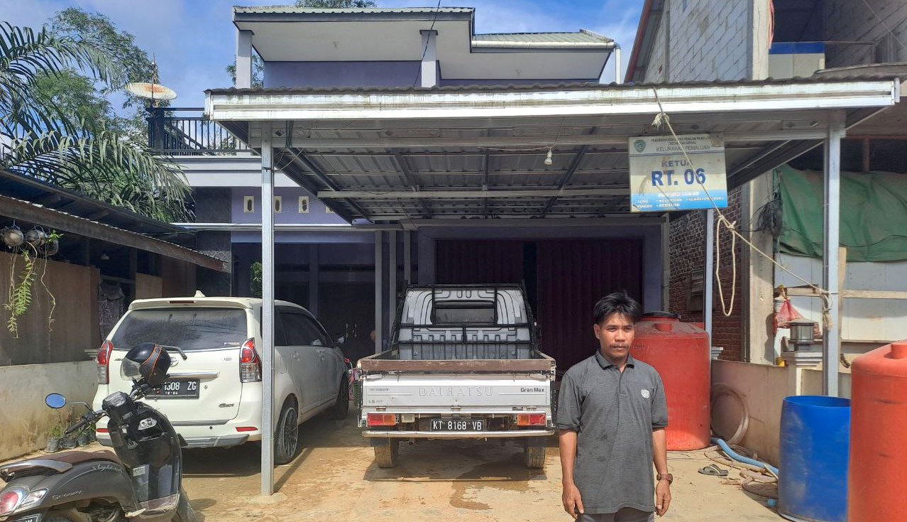 Alay, ketua RT 6 di Kelurahan Pemaluan, Sepaku, PPU, di depan kediamannya. FOTO: SURYA ADITYA-KALTIMKECE.ID