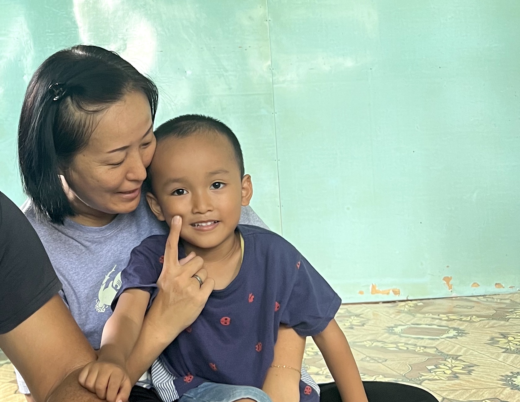 Shiho Nishii bersama sang anak ketika ditemui di kediamannya di Kampung Pulau Derawan, Minggu, 27 Oktober 2024. FOTO: FEL GM-KALTIMKECE.ID