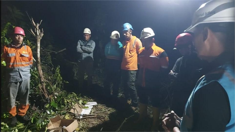 Tim UPT Pontianak melakukan briefing dan koordinasi teknis di malam hari sebagai bentuk komitmen menyelesaikan pekerjaan secara cepat dan aman demi menjaga pasokan listrik tetap andal. FOTO; ISTIMEWA. 