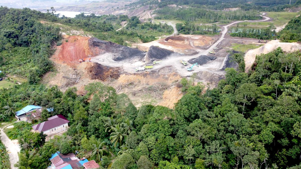 Aktivitas pengerukan batu bara di Jalan Dam, Kelurahan Jawa, Sangasanga, Kutai Kartanegara, pada Rabu, 12 Februari 2025. FOTO: LA HAMSAH-KALTIMKECE.ID