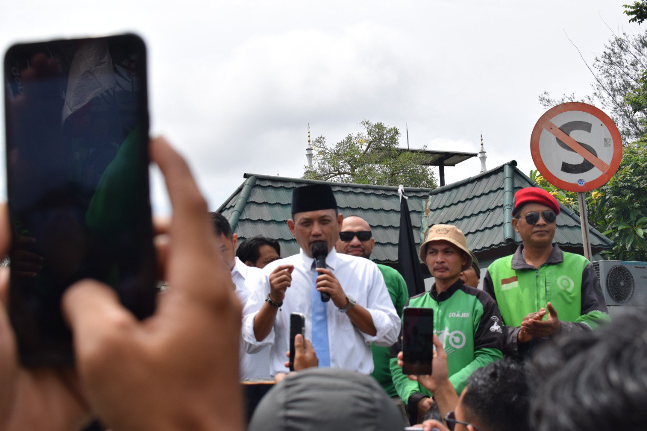 Wakil Gubernur Kaltim Seno Aji menemui massa pengemudi ojek daring. FOTO: M AL FATIH-KALTIMKECE.ID