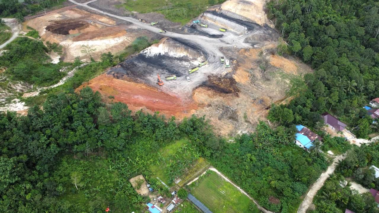 Sudut lain dari lokasi galian di Jalan Dam, Kelurahan Jawa, Sangasanga, Kutai Kartanegara. FOTO: LA HAMSAH-KALTIMKECE.ID 