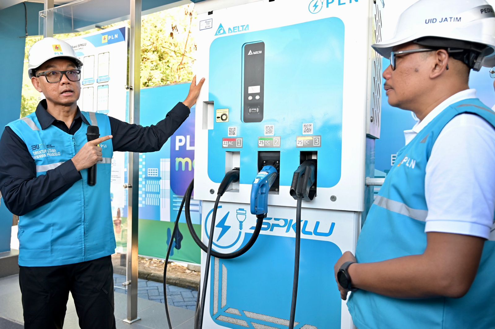 Direktur Utama PLN, Darmawan Prasodjo (kiri) didampingi General Manager PLN Unit Induk Distribusi Jawa Timur, Agus Kuswardoyo (kanan) melakukan peninjauan SPKLU pada rest area km 626B Saradan, Kabupaten Madiun, Jawa Timur. FOTO: ISTIMEWA. 