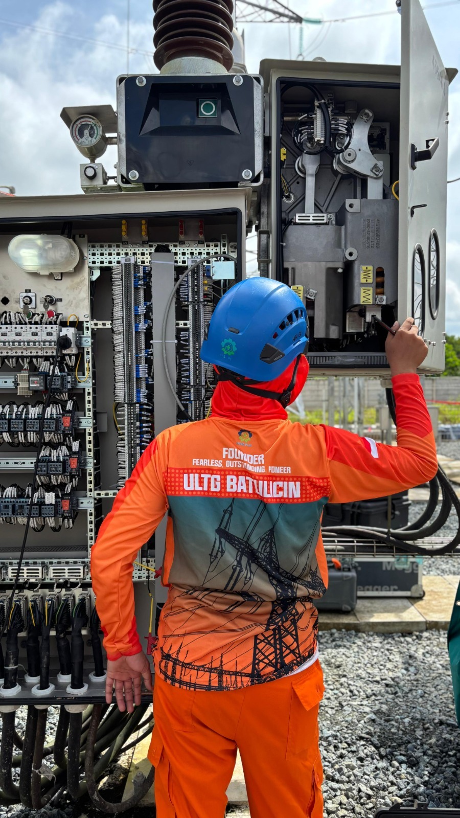 Petugas PLN membuka panel kontrol dan melakukan pengecekan sistem kelistrikan di Gardu Induk Langadai. Proses ini memastikan setiap bagian dari instalasi bekerja optimal dan sesuai standar keselamatan serta keandalan operasional. FOTO; ISTIMEWA. 