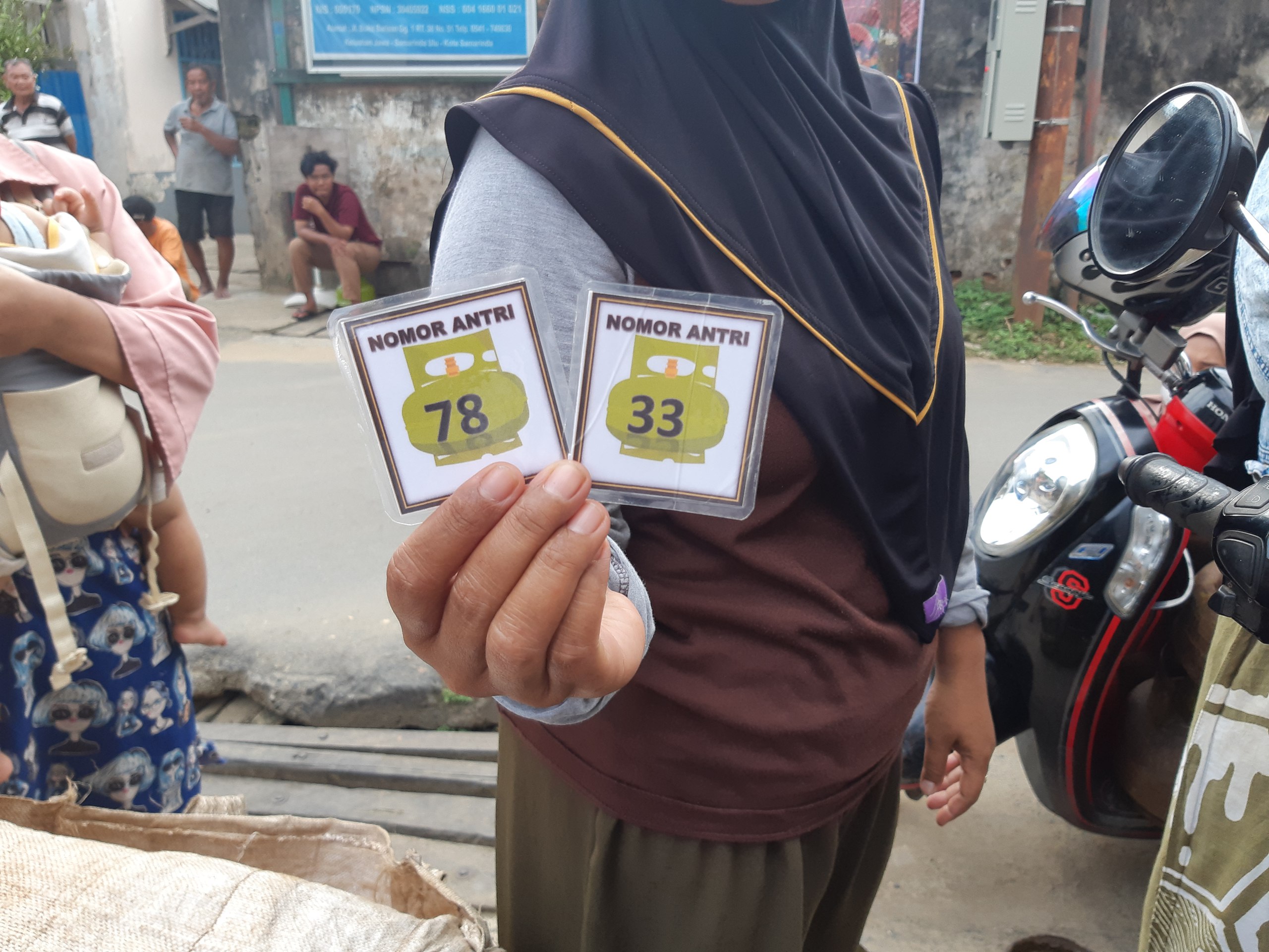 Kupon antrian tabung gas melon di Pangkalan Trisandy, Bukit Barisan, Samarinda Ulu. FOTO: M AL FATIH-KALTIMKECE.ID
