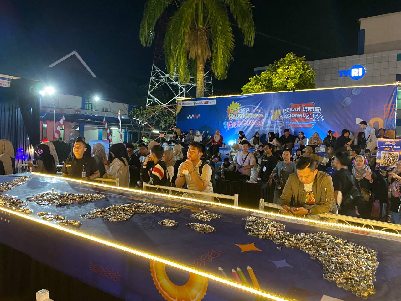 Peta Indonesia dari uang koin Rp 100 sebanyak 79.000 koin. FOTO; LA HAMSAH - KALTIMKECE.ID 