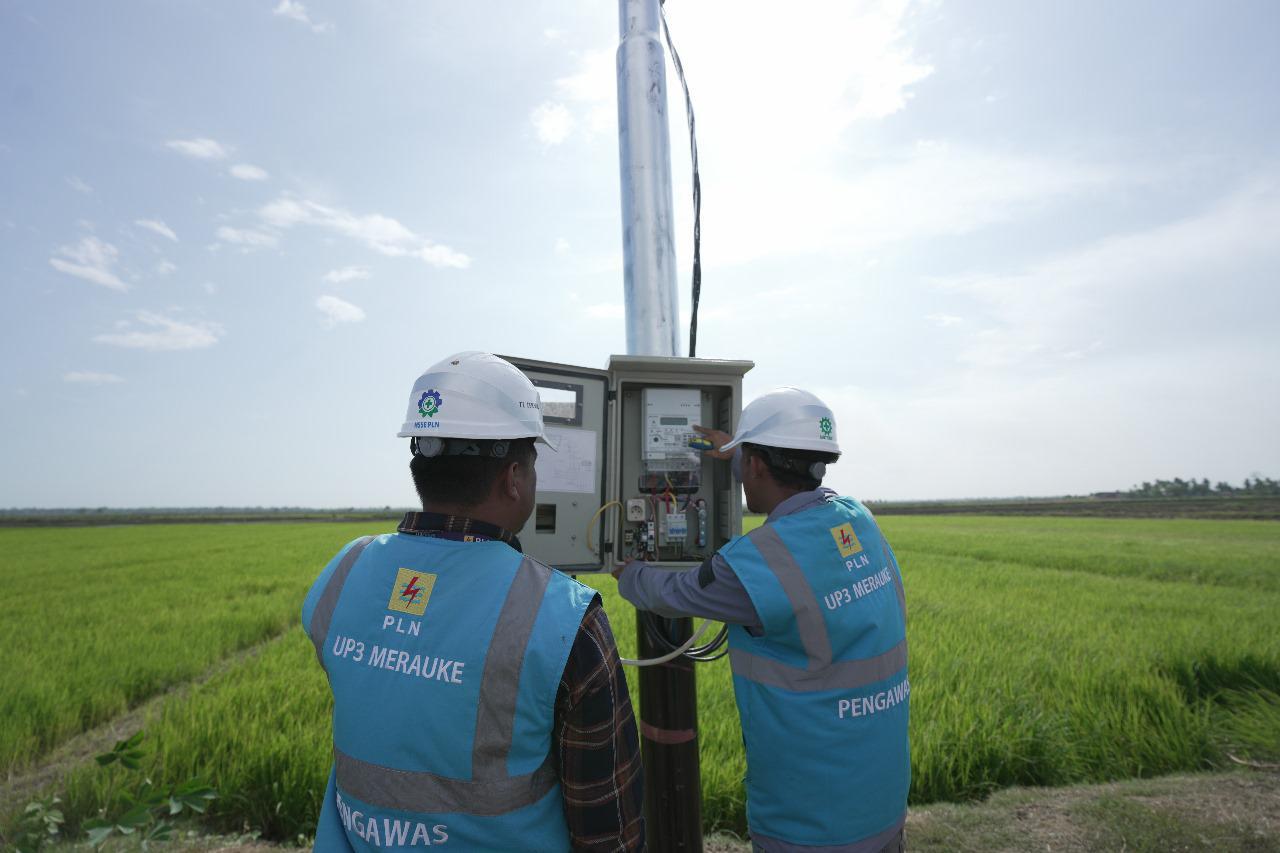 Petugas PLN sedang melakukan pengecekan listrik untuk pompa pengairan sawah di Kampung Telaga Sari, Merauke, Papua Selatan. FOTO; ISTIMEWA. 