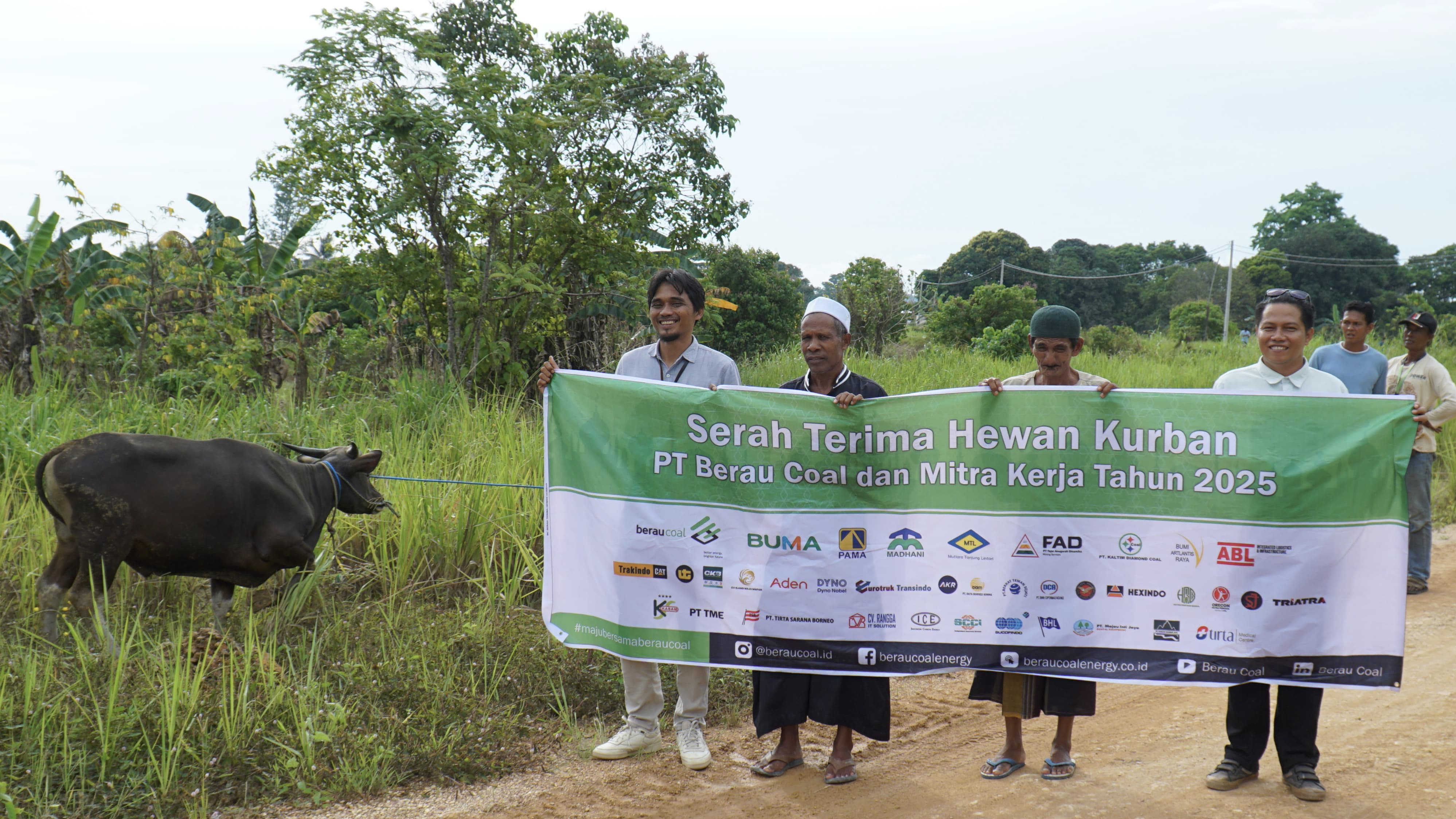 Serah terima hewan kurban dari PT Berau Coal dan mitra kerja kepada masyarakat di sekitar lingkar tambang. FOTO: PT BERAU COAL
