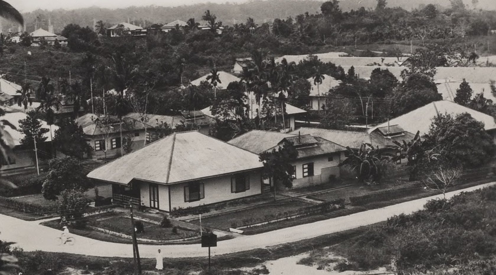 Rumah bergaya Eropa, kemungkinan di kompleks BPM di dekat Klandasan, Balikpapan. FOTO: LEIDEN UNIVERSITY LIBRARIES