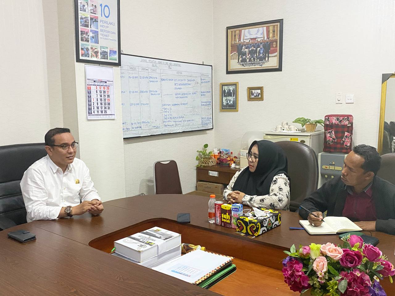 Sudirman, kuasa hukum pekerja Teras Samarinda Tahap Satu (kanan) saat menemui Muhammad Novan Syahronny Pasie (kiri), ketua Komisi IV DPRD Samarinda. FOTO: LA HAMSAH-KALTIMKECE.ID