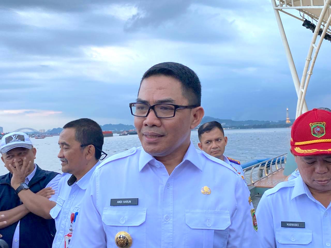 Wali Kota Samarinda, Andi Harun, ketika menyampaikan tanggapannya pada Rabu, 4 September 2024, di lokasi proyek Teras Samarinda. FOTO: LA HAMSAH-KALTIMKECE.ID