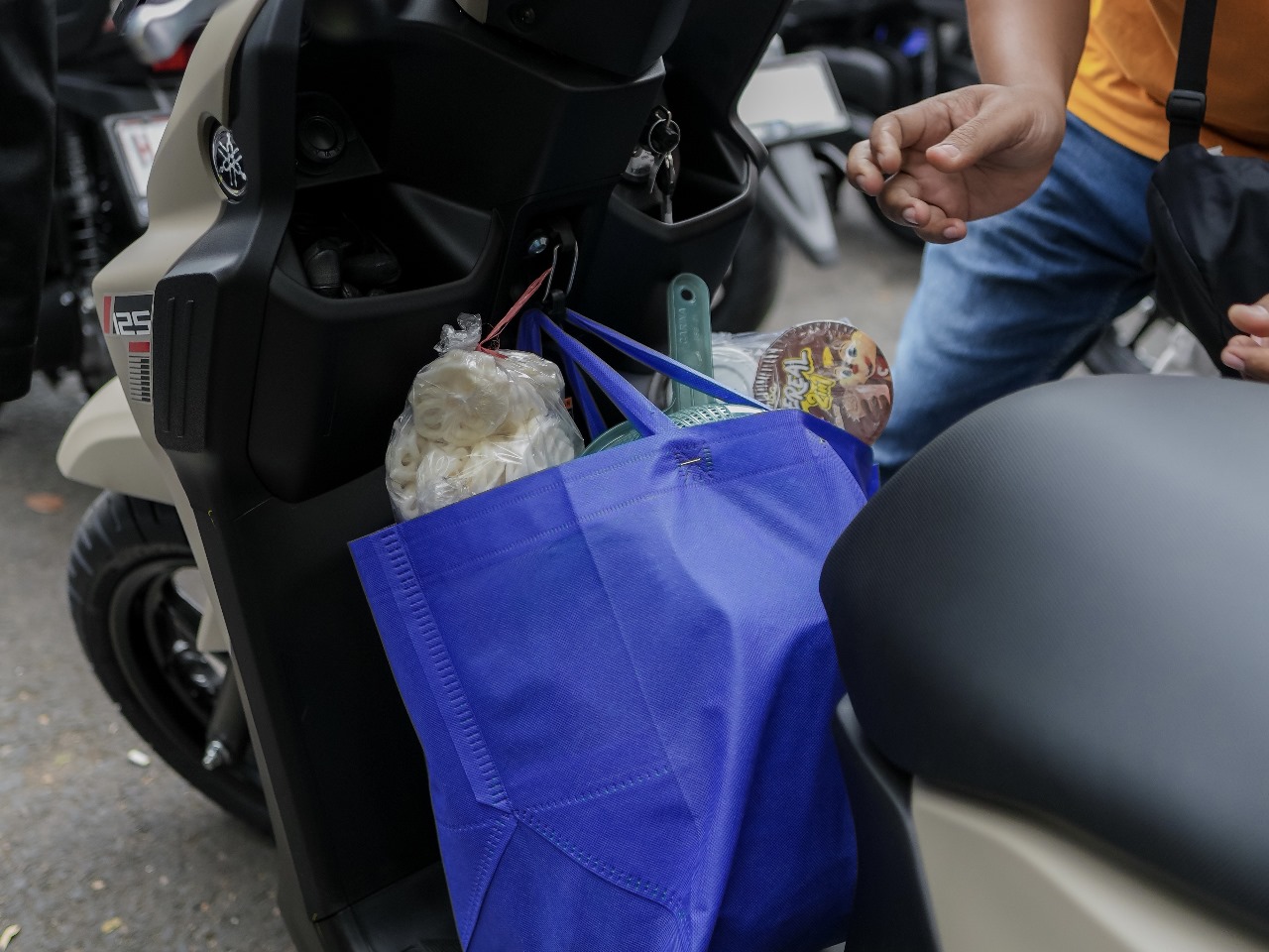 Tantangan Shopping Challenge, para peserta diminta berbelanja sebanyak-banyaknya di Pasar Peterongan dengan memanfaatkan fitur penyimpanan sepeda motor. FOTO; ISTIMEWA. 