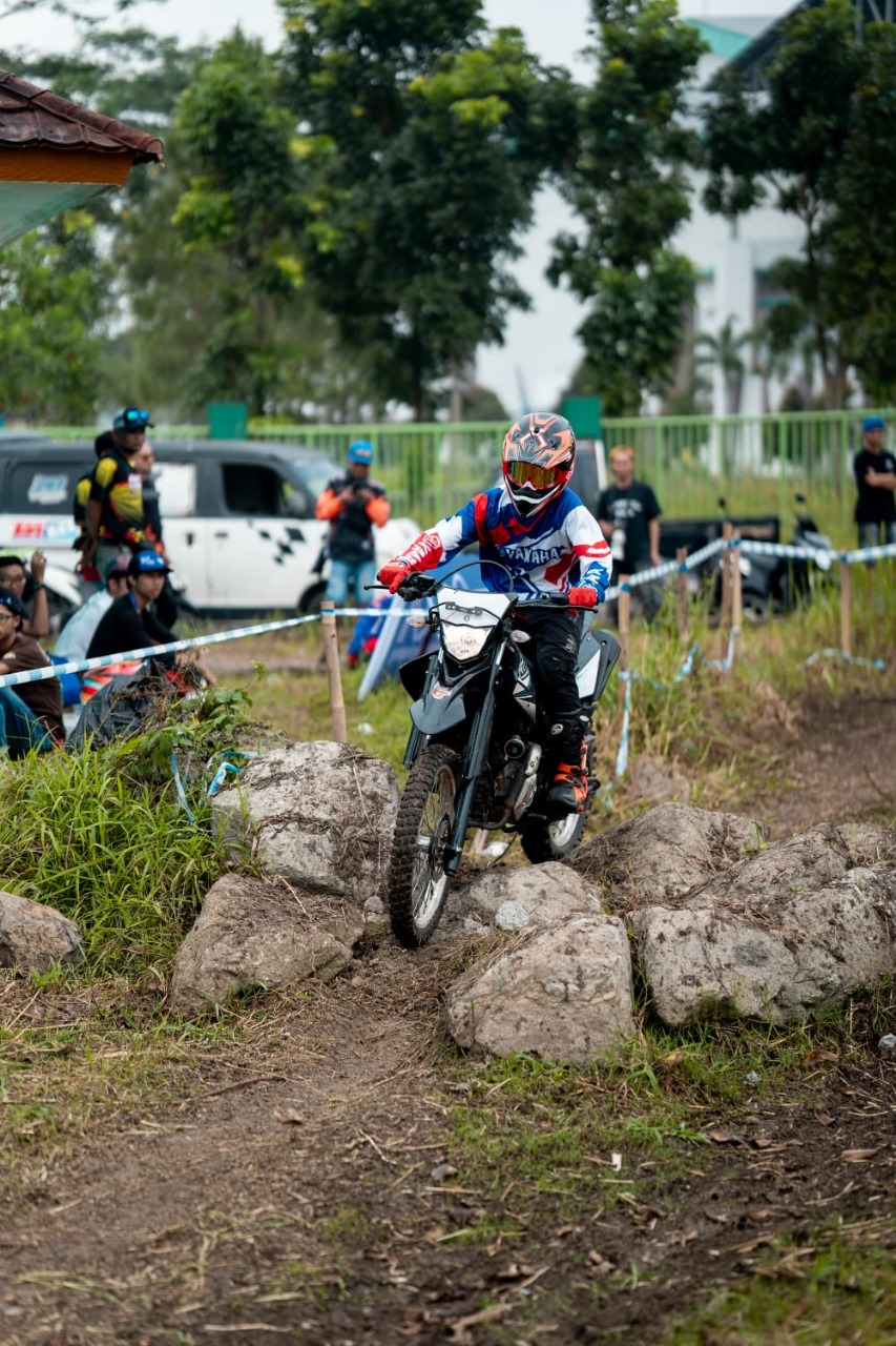 Yamaha memberikan kesempatan khusus untuk merasakan pengalaman berkendara WR 155 R dalam bLU cRU Experience Day yang diwujudkan dalam bentuk time trial challenge di trek yang telah disiapkan. FOTO; ISTIMEWA. 