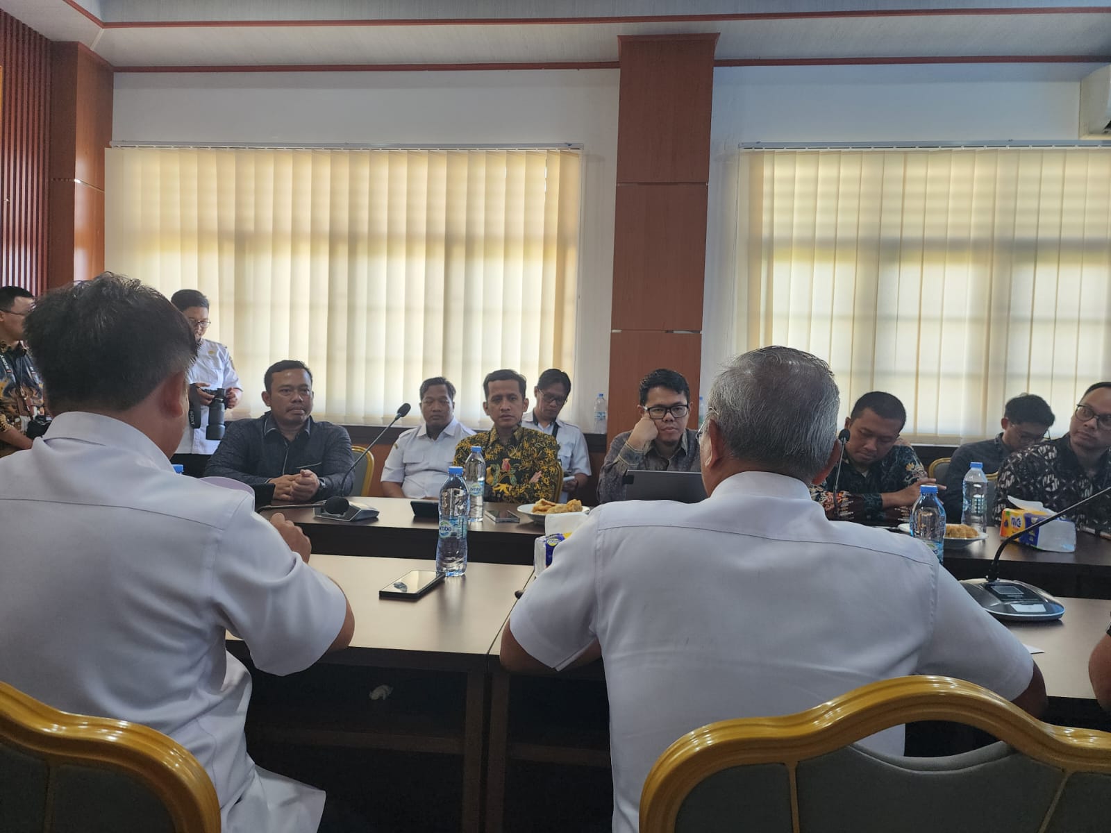 General Manager PLN UIP3B Kalimantan, Riko Ramadhano Budiawan (tengah), bersama jajaran manajemen PLN dan Dinas ESDM Kalimantan Tengah saat mengikuti audiensi di Palangka Raya, Rabu, 7 Mei 2025, membahas percepatan proyek ketenagalistrikan 2025-2028. FOTO; ISTIMEWA. 