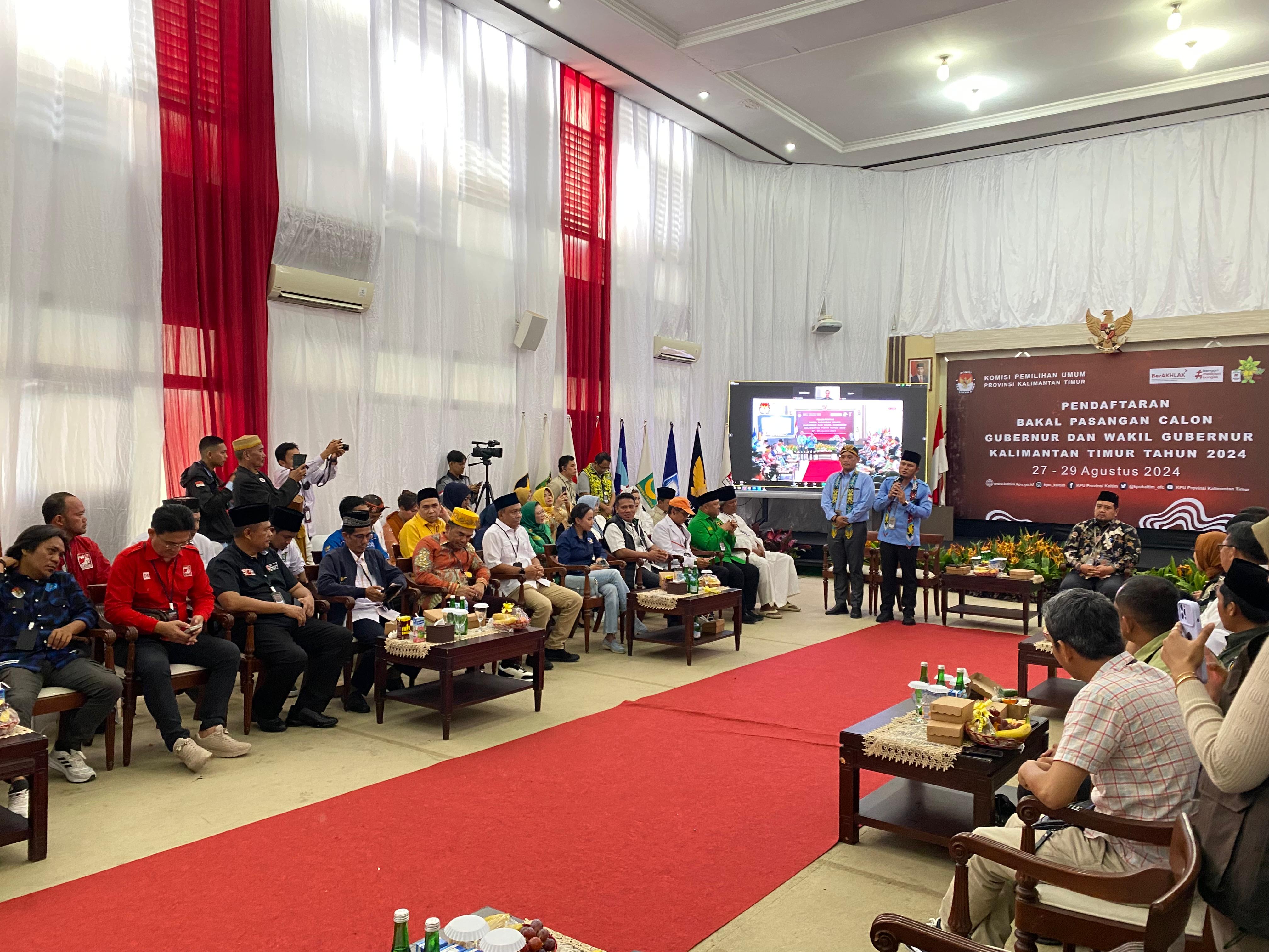 Bakal calon Gubernur dan Wakil Gubernur Kaltim, Rudy Mas'ud dan Seno Aji saat menyampaikan sambutan saat mendaftar ke KPU Kaltim. FOTO; GIARTI IBNU LESTARI - KALTIMKECE.ID 