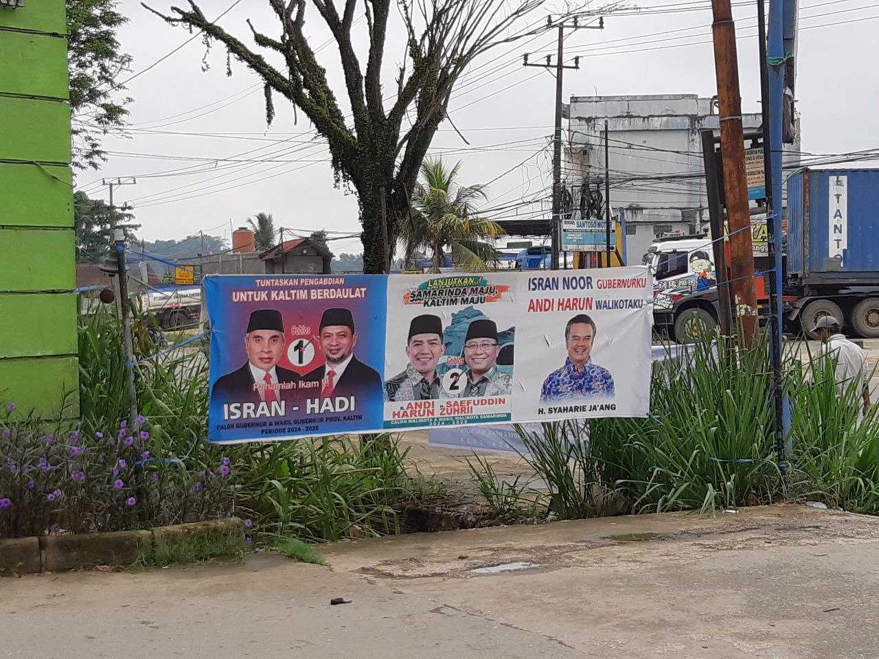 Spanduk kampanye yang menampilkan Andi Harun mendukung paslon di pilgub Kaltim. FOTO: MUHAMMAD AL FATIH-KALTIMKECE.ID