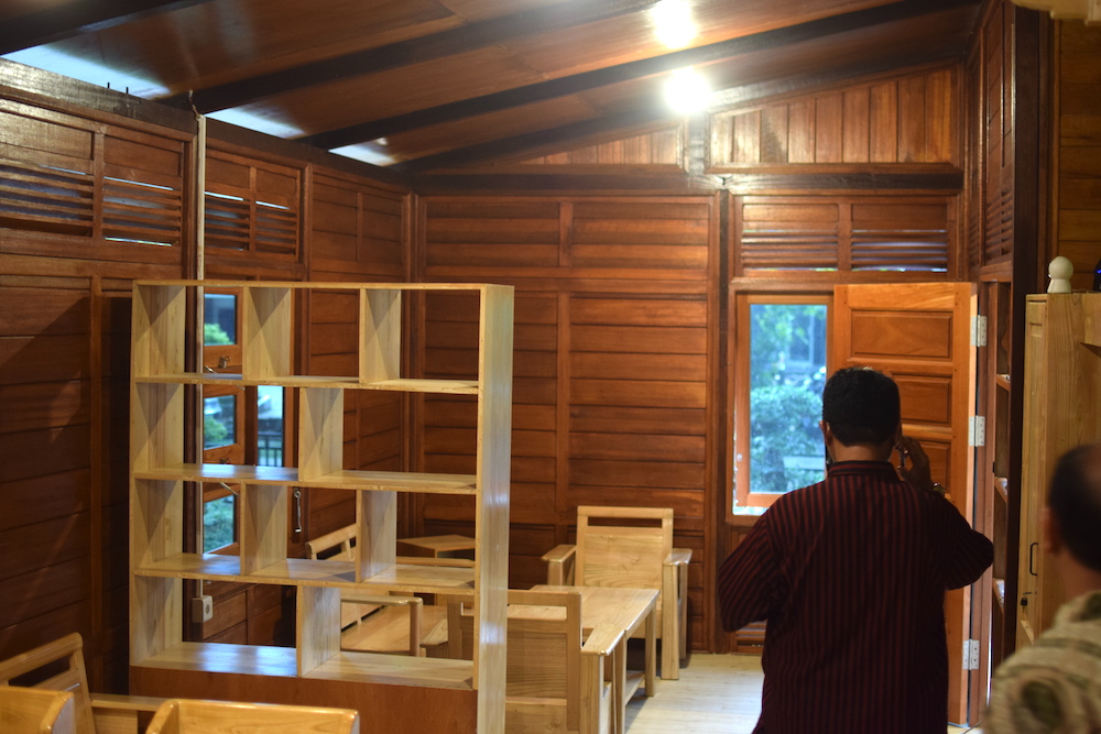 Ruang tamu Rumah Kayu Nusantara sudah dilengkapi perabotan dari kayu. FOTO: MUHAMMAD AL FATIH-KALTIMKECE.ID 