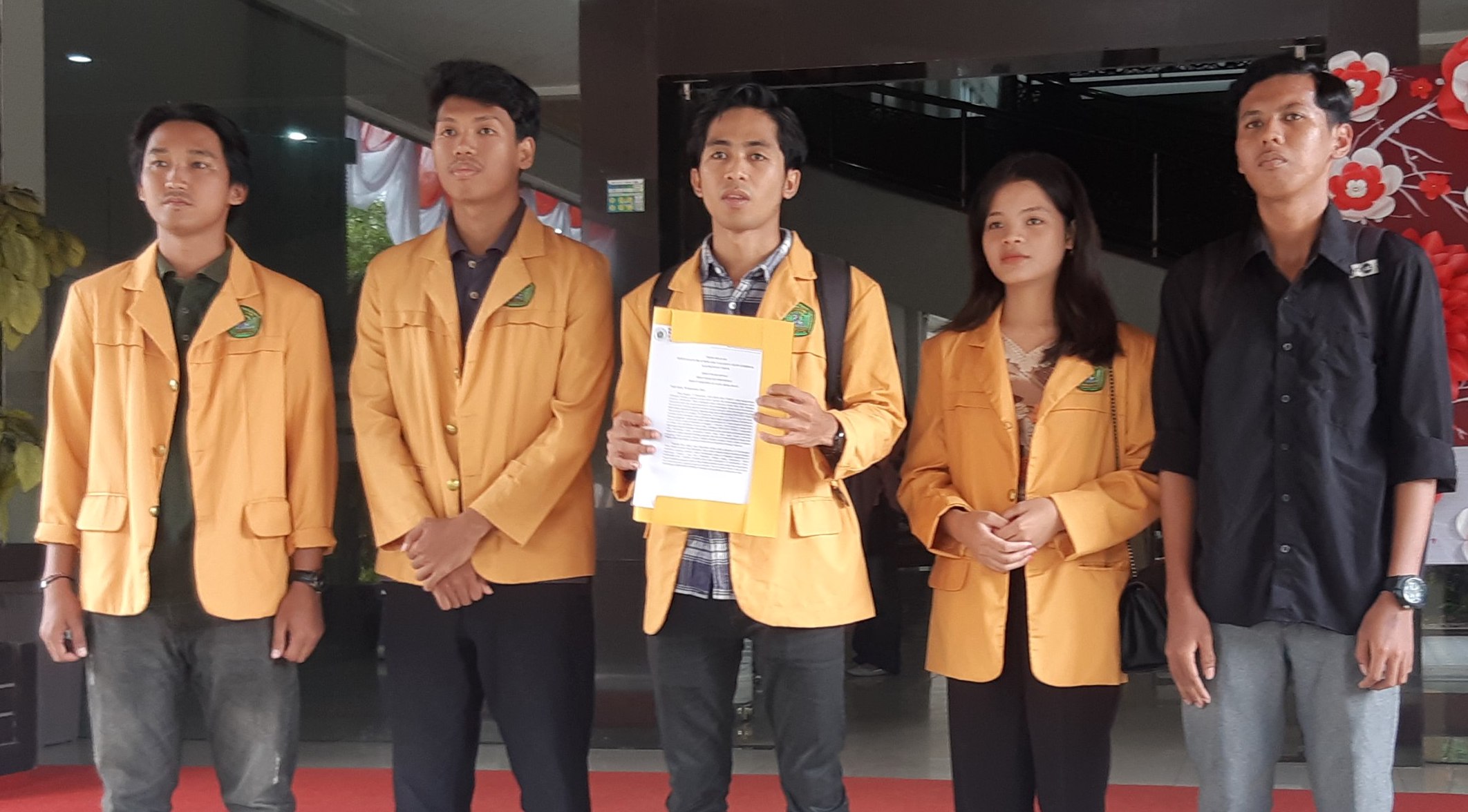 Pengurus BEM KM Unmul saat menyatakan sikap di depan gedung Rektorat Unmul, Senin, 1 Oktober 2024. FOTO: MUHAMMAD AL FATIH-KALTIMKECE.ID