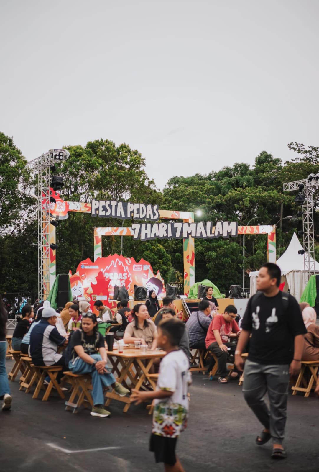 Pedas Puas Festival 2025 akan berlangsung selama tujuh hari tujuh malam, mulai 30 Juni hingga 6 Juli 2025 di Lapang Parkir GOR Segiri, Samarinda. Buka setiap hari pukul 16.00 Wita sampai 22.00 Wita. FOTO; ISTIMEWA. 