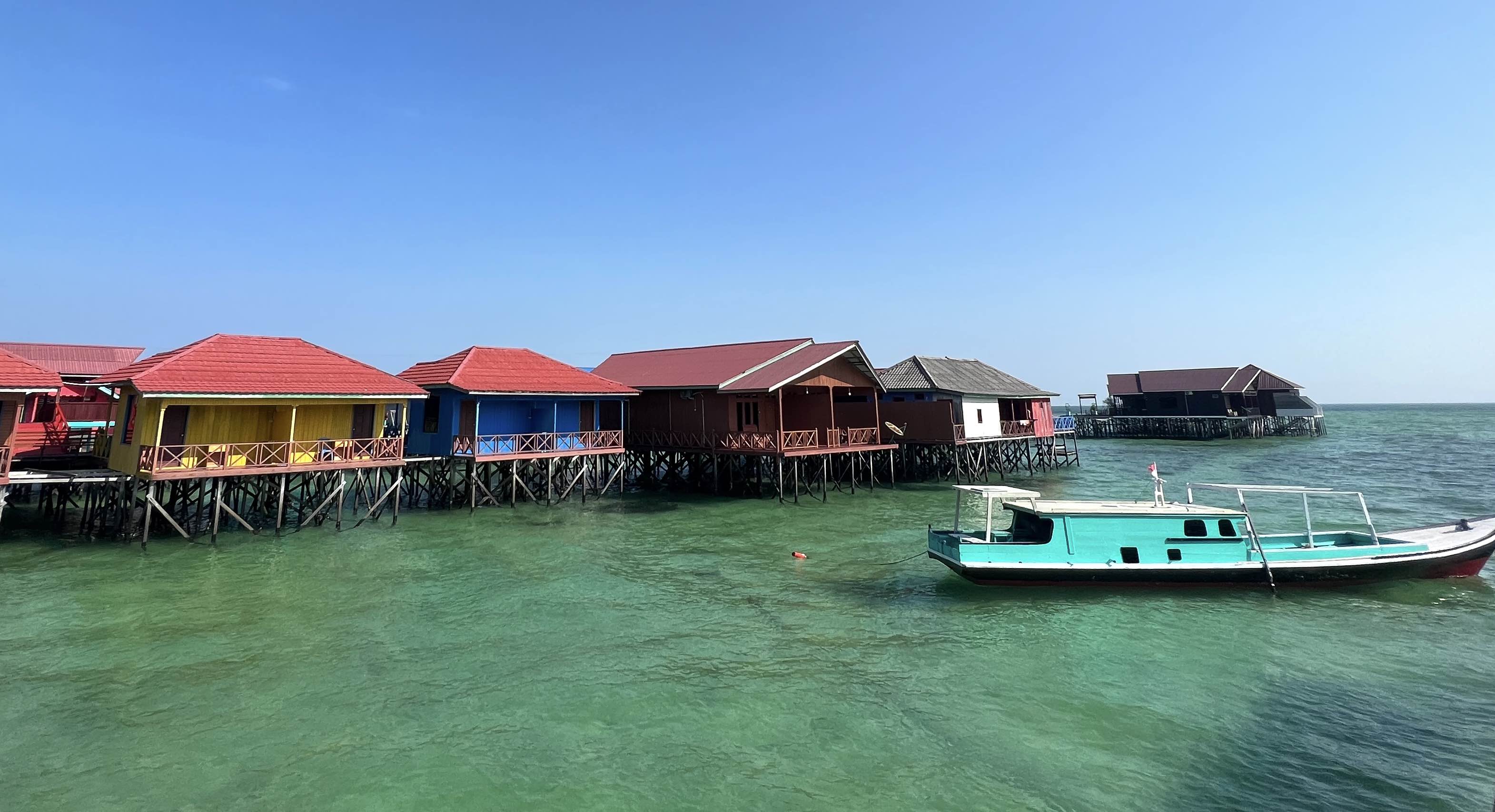 Keindahan Pulau Derawan dengan pantai yang jernih. FOTO: FEL GM-KALTIMKECE.ID 