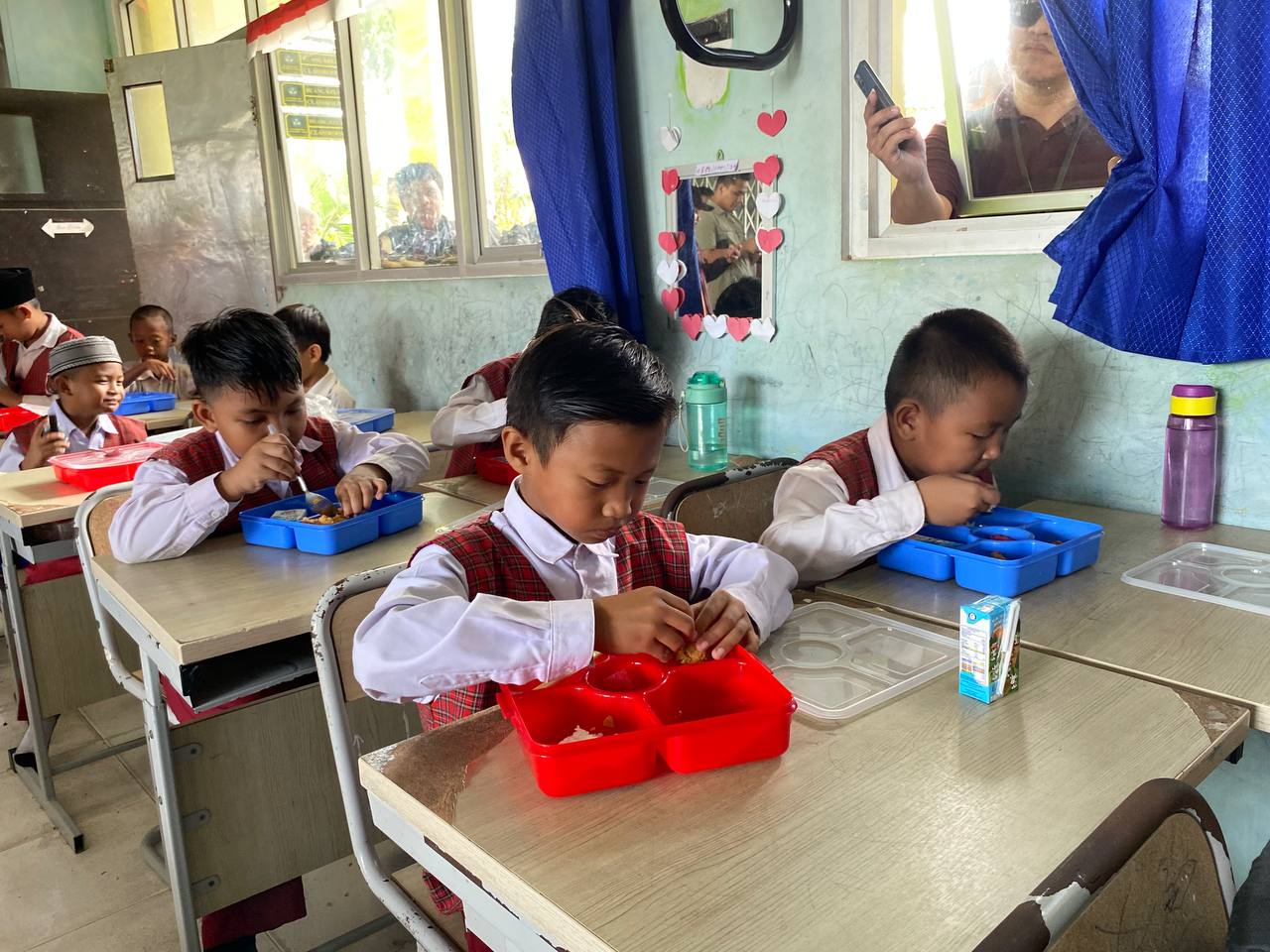 Sejumlah murid makan bergizi gratis di SD 004 Samarinda. FOTO: LA HAMSAH-KALTIMKECE.ID