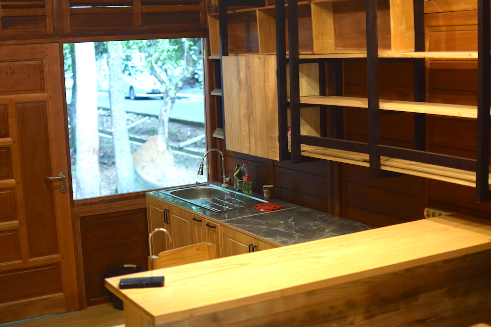 Set dapur Rumah Kayu Nusantara. Sebagian besar materialnya dari kayu. FOTO: MUHAMMAD AL FATIH-KALTIMKECE.ID