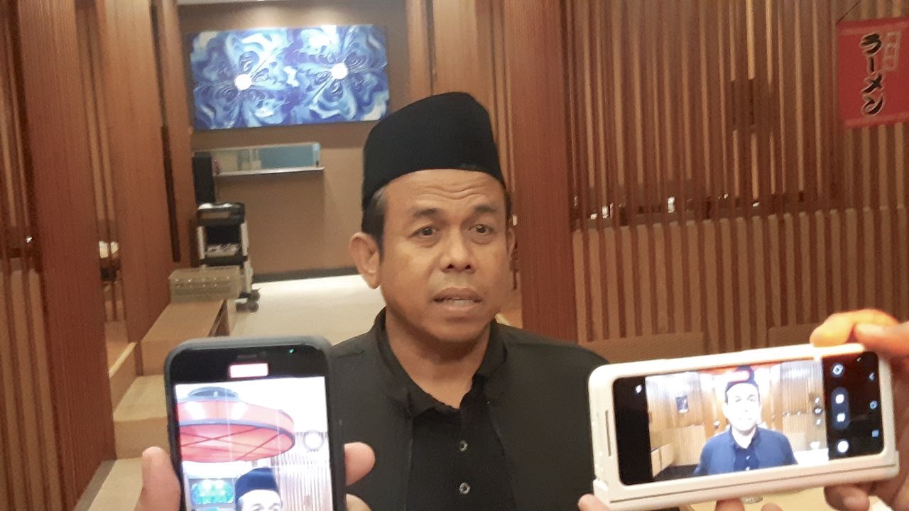 Selamat Said, perwakilan FSTMKT, memberikan penjelasan mengenai surat permintaan menarik penugasan Pj Gubernur Kaltim. FOTO: MUHAMMAD AL FATIH-KALTIMKECE.ID