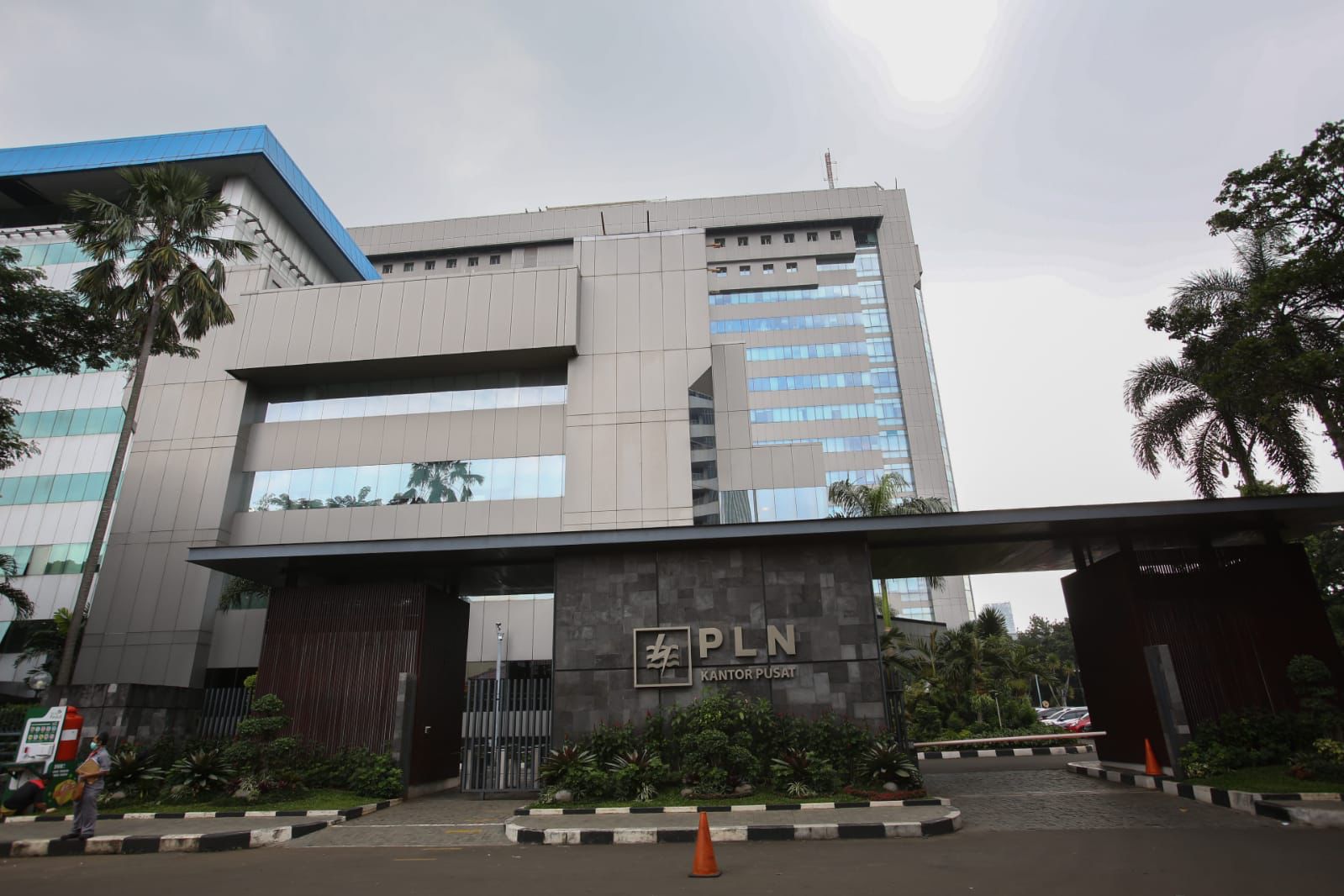 Tampilan gedung PLN Kantor Pusat di daerah Kebayoran Baru, Jakarta Selatan. FOTO; ISTIMEWA. 
