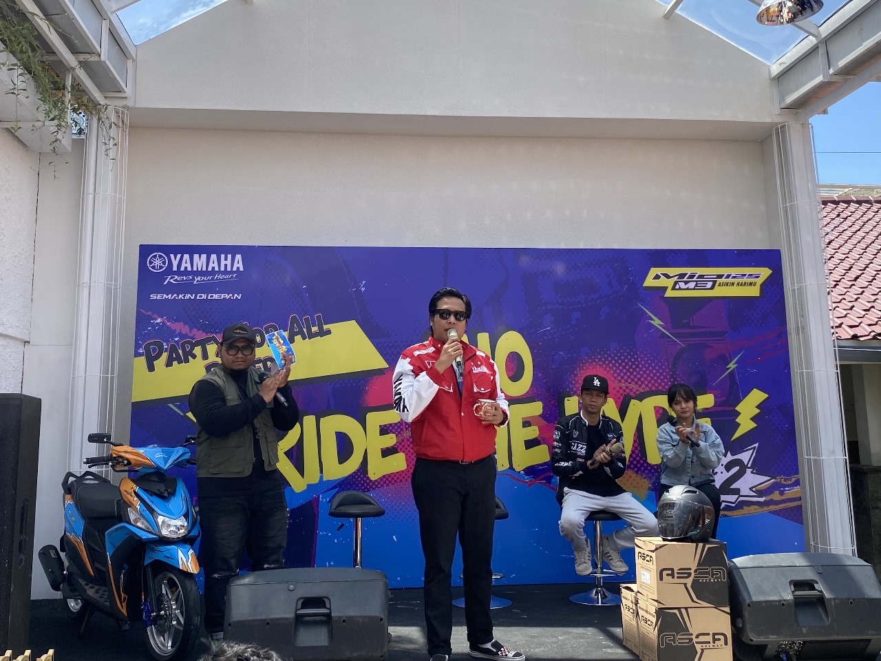 Menjadi lebih spesial karena mereka riding bersama Gofar Hilman menuju kafe hits miliknya, Warkopolim cabang Bogor. FOTO; ISTIMEWA. 