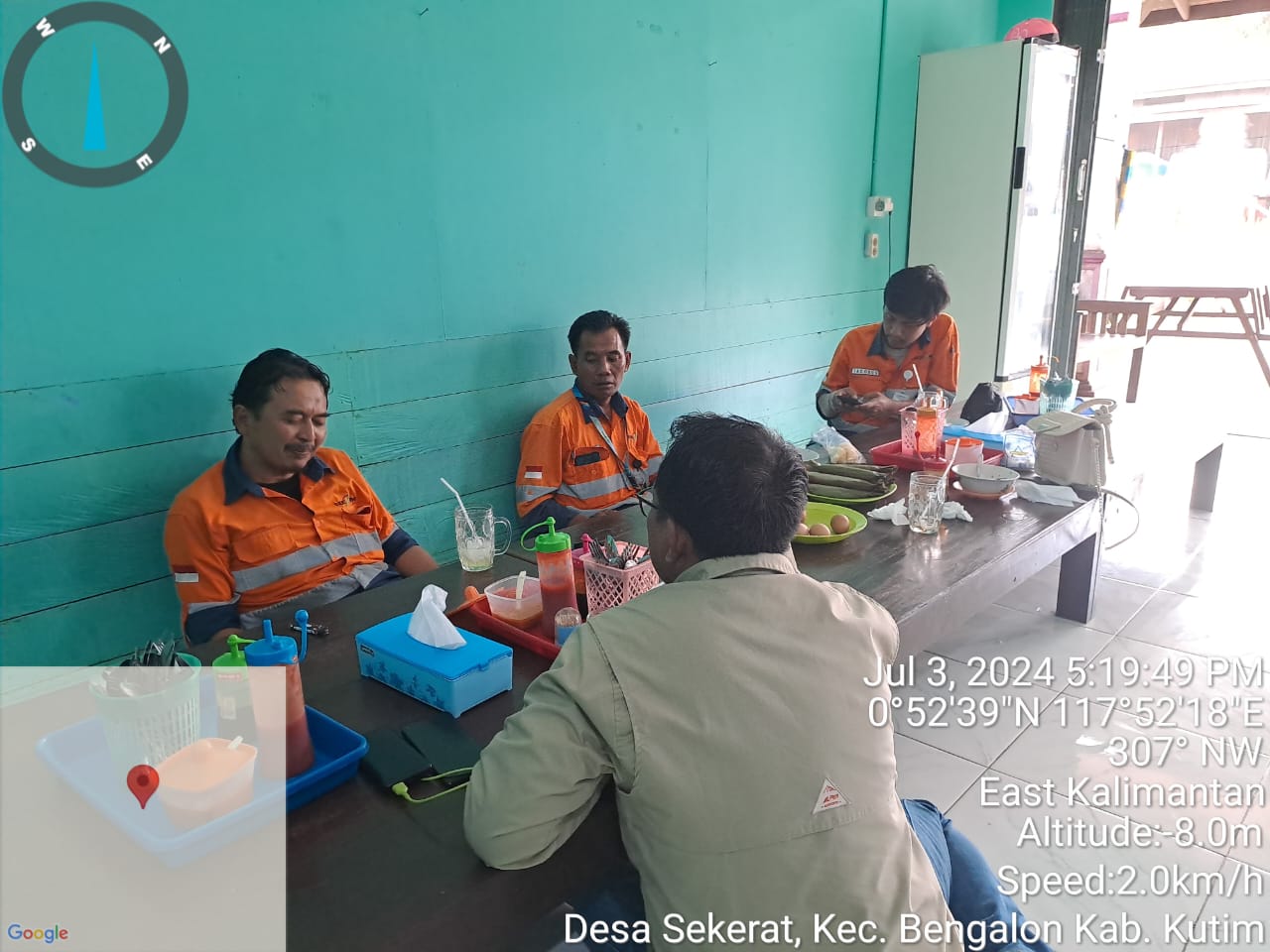 Audensi dengan pihak PT Indexim Koalindo. Komitmen dukungan kepada usaha kelompok difabel dan perempuan di Desa Cipta Graha telah diperoleh. FOTO; ISTIMEWA. 