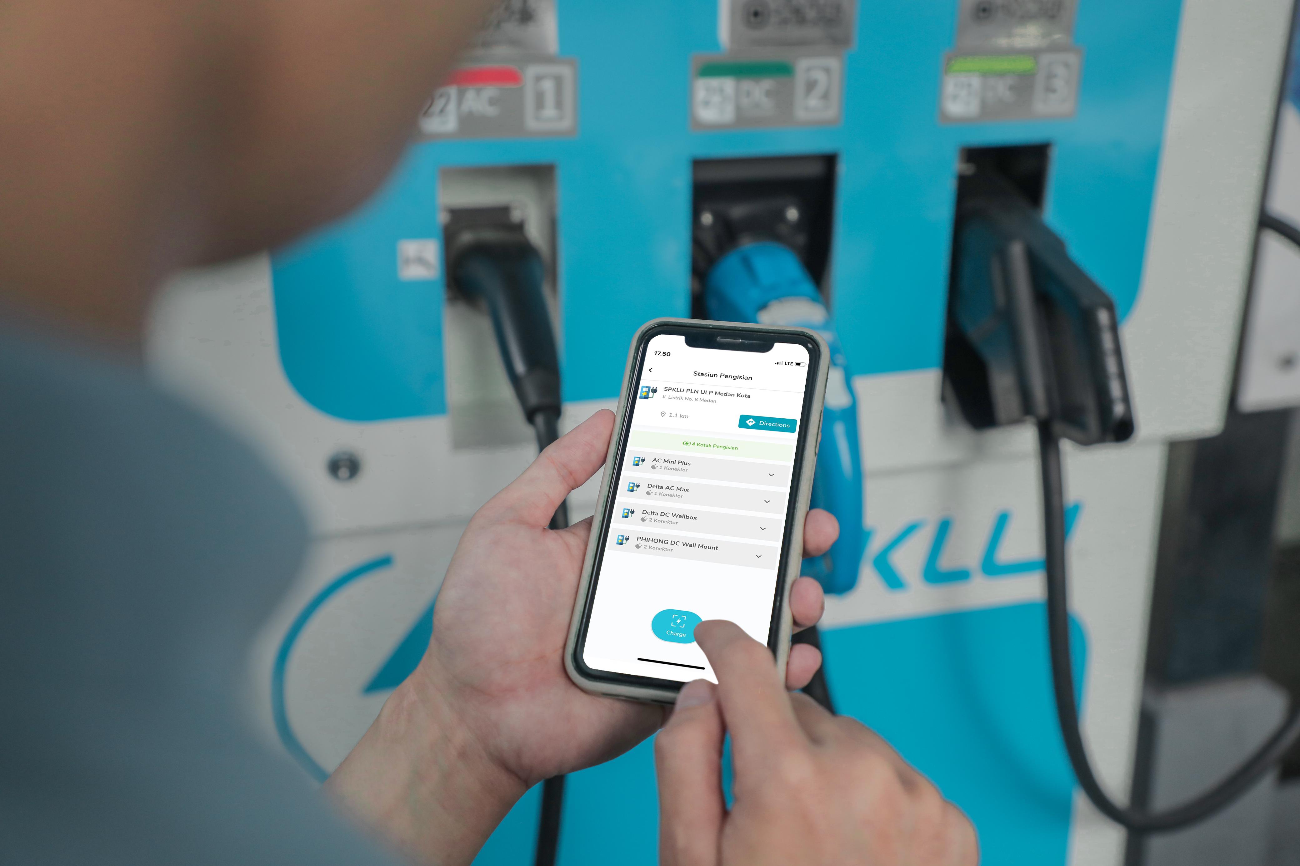Ilustrasi penggunaan fitur  Electric Vehicle pada aplikasi PLN Mobile di salah satu Stasiun Pengisian Kendaraan Listrik Umum (SPKLU). FOTO: ISTIMEWA. 