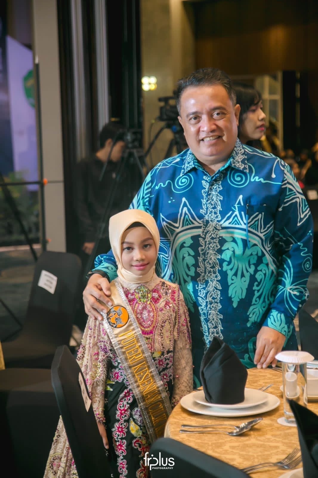 Azalea Zahrasyifa Maheswari Syelyyendra bersama Kepala Dinas Pariwisata Kaltim, Ahmad Herwansyah. FOTO: ISTIMEWA. 