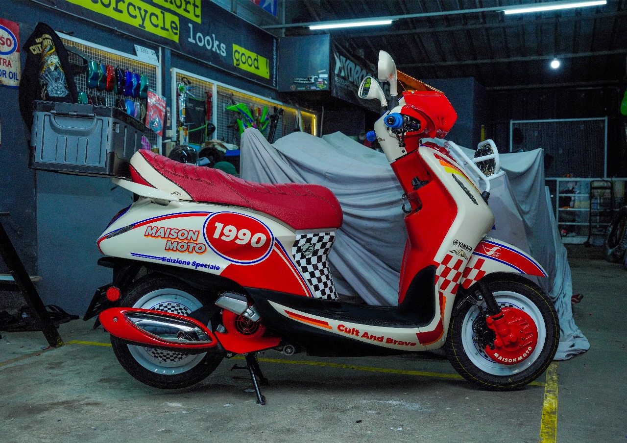 Angka "1990" dalam lingkaran merah pada sisi bodi samping menjadi simbol retro yang diangkat. FOTO; ISTIMEWA. 