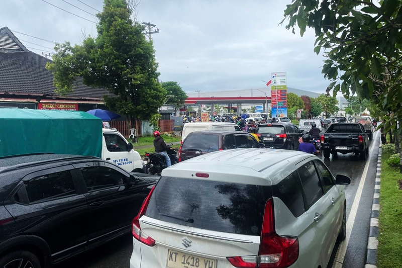 Mengularnya antrean di SPBU menyebabkan kemacetan parah di beberapa ruas jalan di Balikpapan sejak 17 Mei hingga 20 Mei 2025. FOTO: SURYA ADITYA-KALTIMKECE.ID