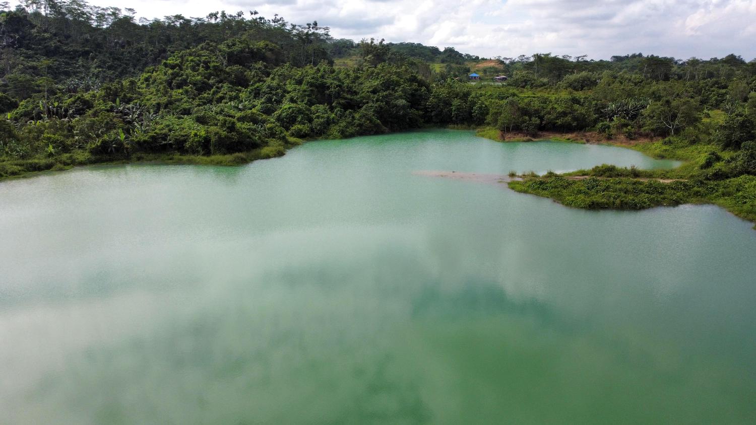 Lubang bekas tambang di Kecamatan Sungai Kunjang, Samarinda, yang memakan dua korban jiwa. FOTO: LA HAMSAH-KALTIMKECE.ID